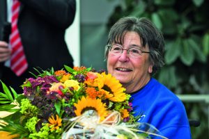 Portrait von Lore Welker mit Blumen