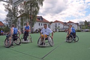 Rollstuhlbasketball am Tennisplatz vom UKM