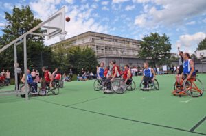 Rollstuhlbasketball am Tennisplatz vom UKM