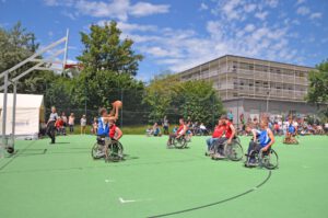Rollstuhlbasketball am Tennisplatz vom UKM