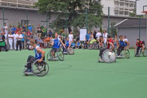 Rollstuhlbasketball am Tennisplatz vom UKM
