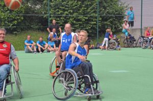 Rollstuhlbasketball am Tennisplatz vom UKM