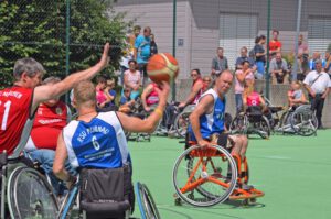 Rollstuhlbasketball am Tennisplatz vom UKM
