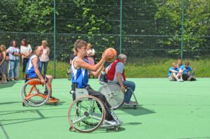 Rollstuhlbasketball am Tennisplatz vom UKM