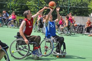 Rollstuhlbasketball am Tennisplatz vom UKM