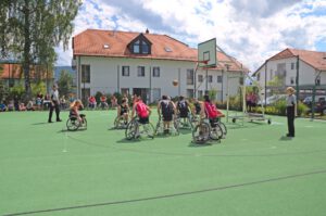 Rollstuhlbasketball am Tennisplatz vom UKM